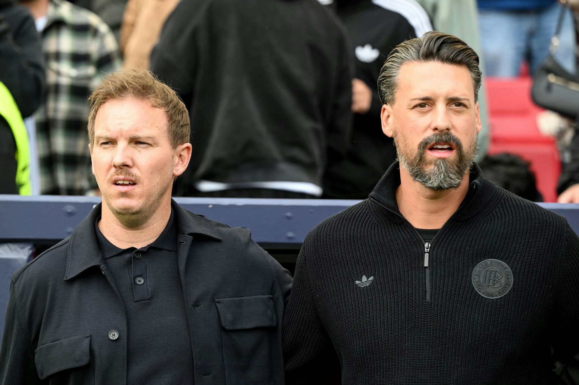 Vorm 0:2 gegen Frankreich singen Bundestrainer Julian Nagelsmann (l) und sein Assistent Sandro Wagner letztmals zusammen am Spielfeldrand die Nationalhymne.