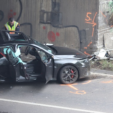 Ein Auto steht nach einem Unfall an einer Brücke auf der Autobahn.