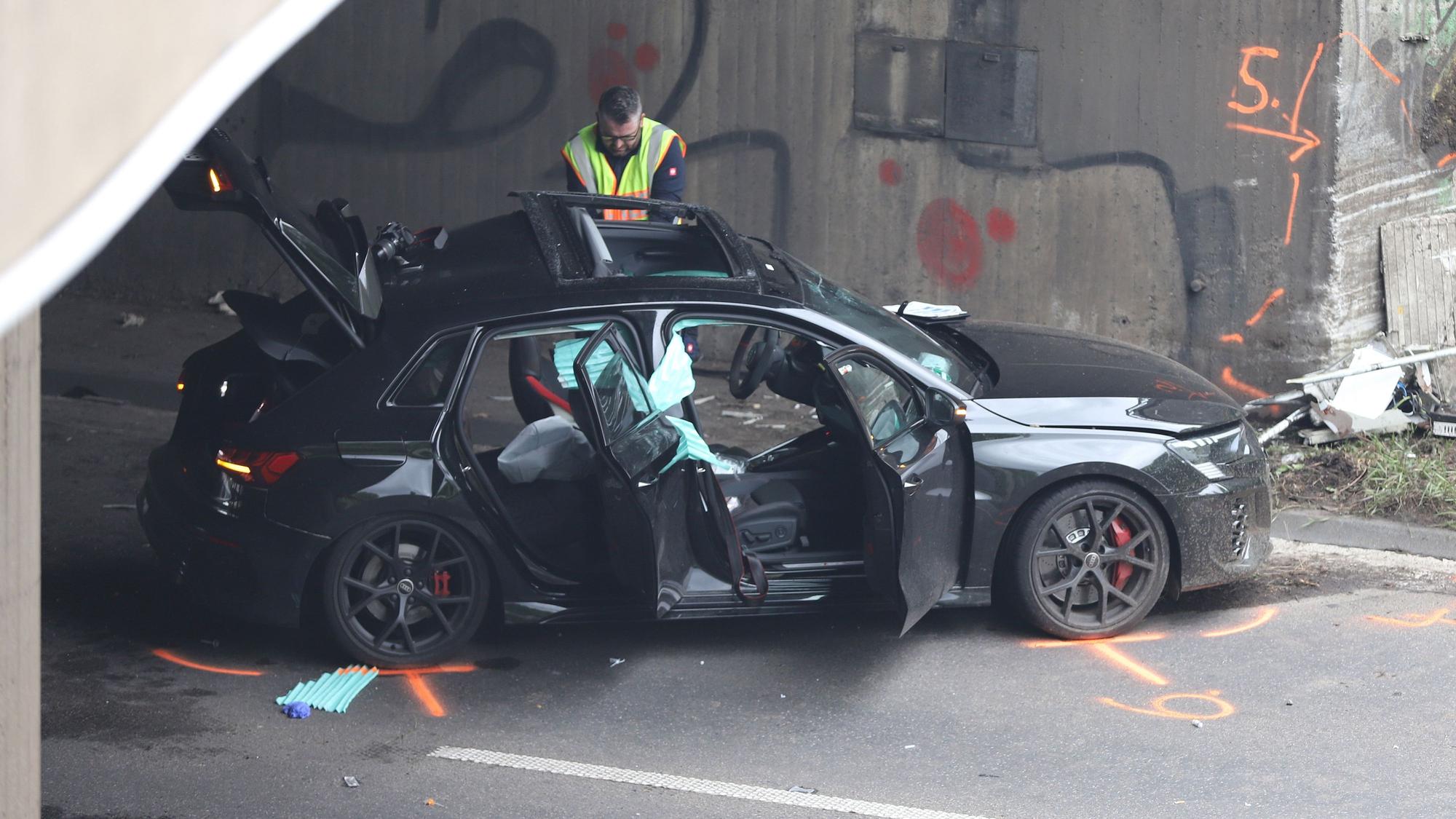 Ein Auto steht nach einem Unfall an einer Brücke auf der Autobahn.