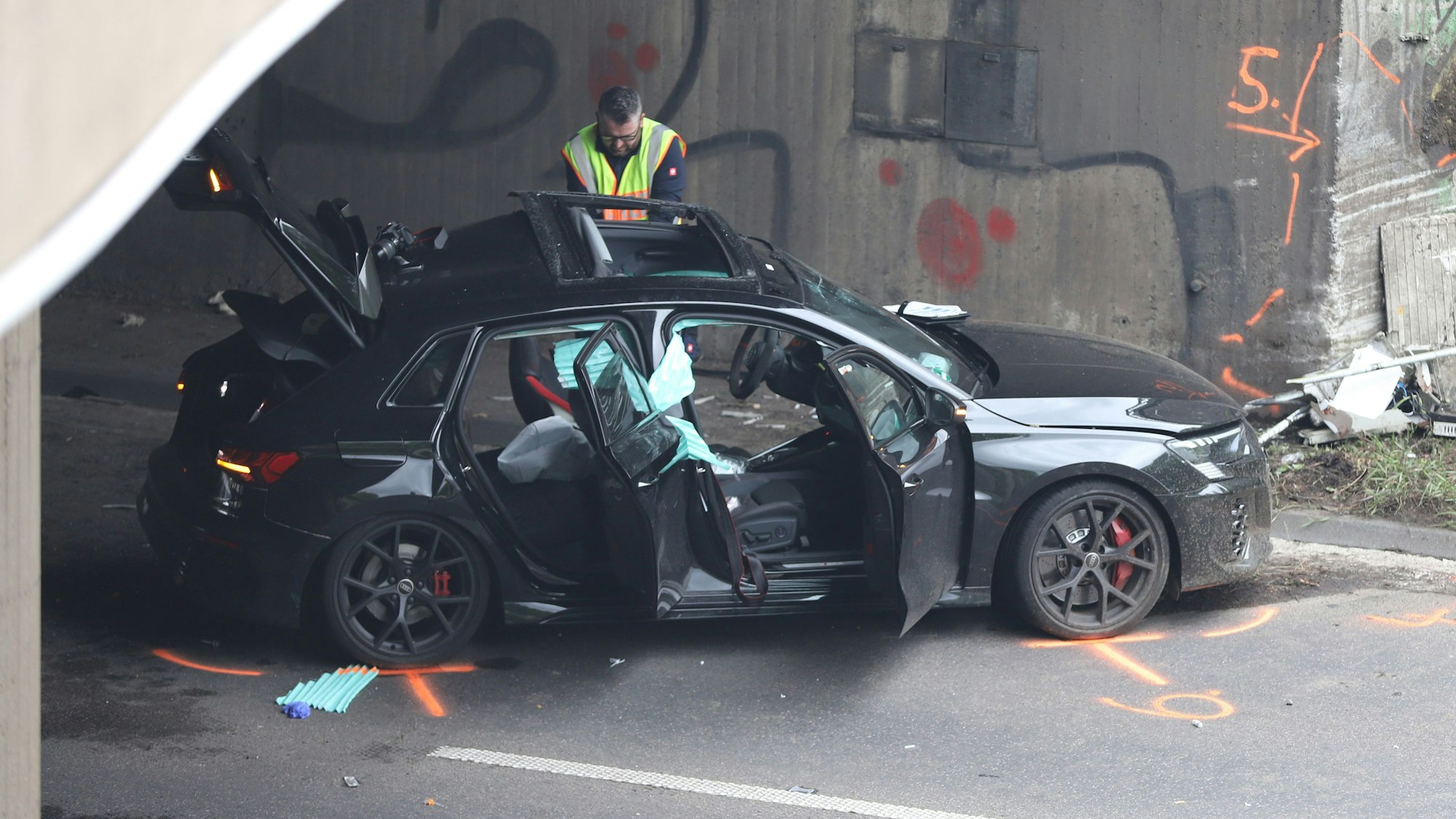 Ein Auto steht nach einem Unfall an einer Brücke auf der Autobahn.