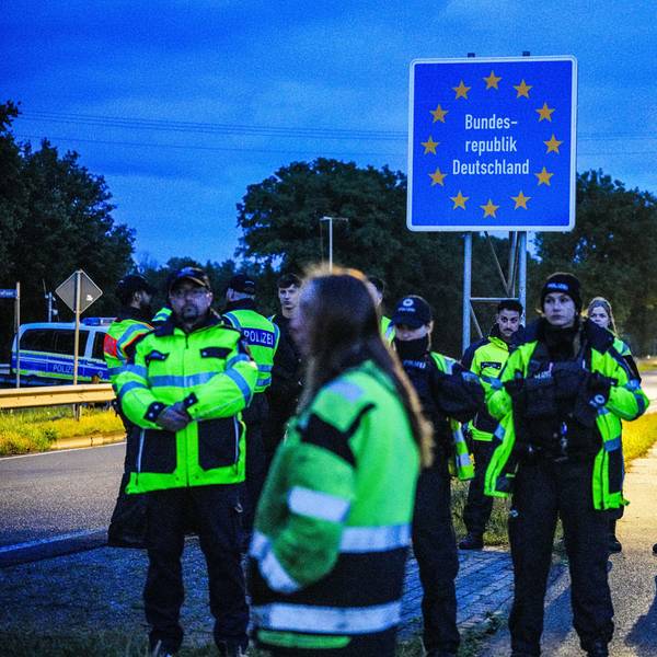 Das Bild zeigt deutsche Polizisten an der niederländisch-deutschen zwischen Ter Apel und dem deutschen Ort Rütenbrock. Foto: ANP/dpa +++ dpa-Bildfunk +++