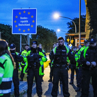 Das Bild zeigt deutsche Polizisten an der niederländisch-deutschen zwischen Ter Apel und dem deutschen Ort Rütenbrock. Foto: ANP/dpa +++ dpa-Bildfunk +++