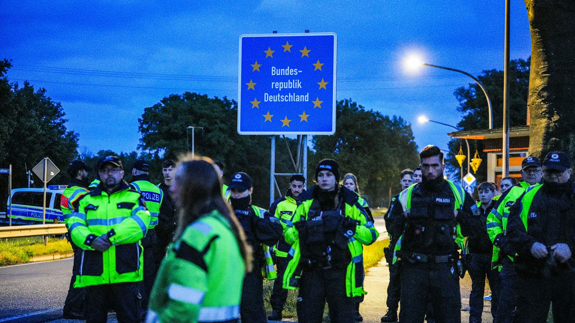 Das Bild zeigt deutsche Polizisten an der niederländisch-deutschen zwischen Ter Apel und dem deutschen Ort Rütenbrock. Foto: ANP/dpa +++ dpa-Bildfunk +++