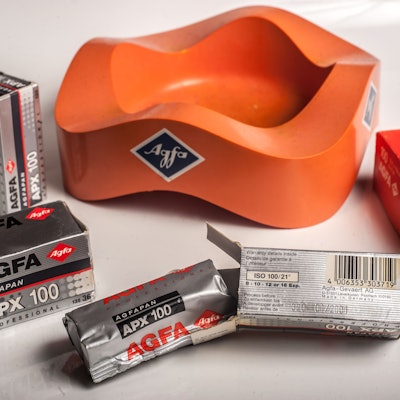 Filme, Fotopapier und ein Aschenbecher der Firma Agfa
