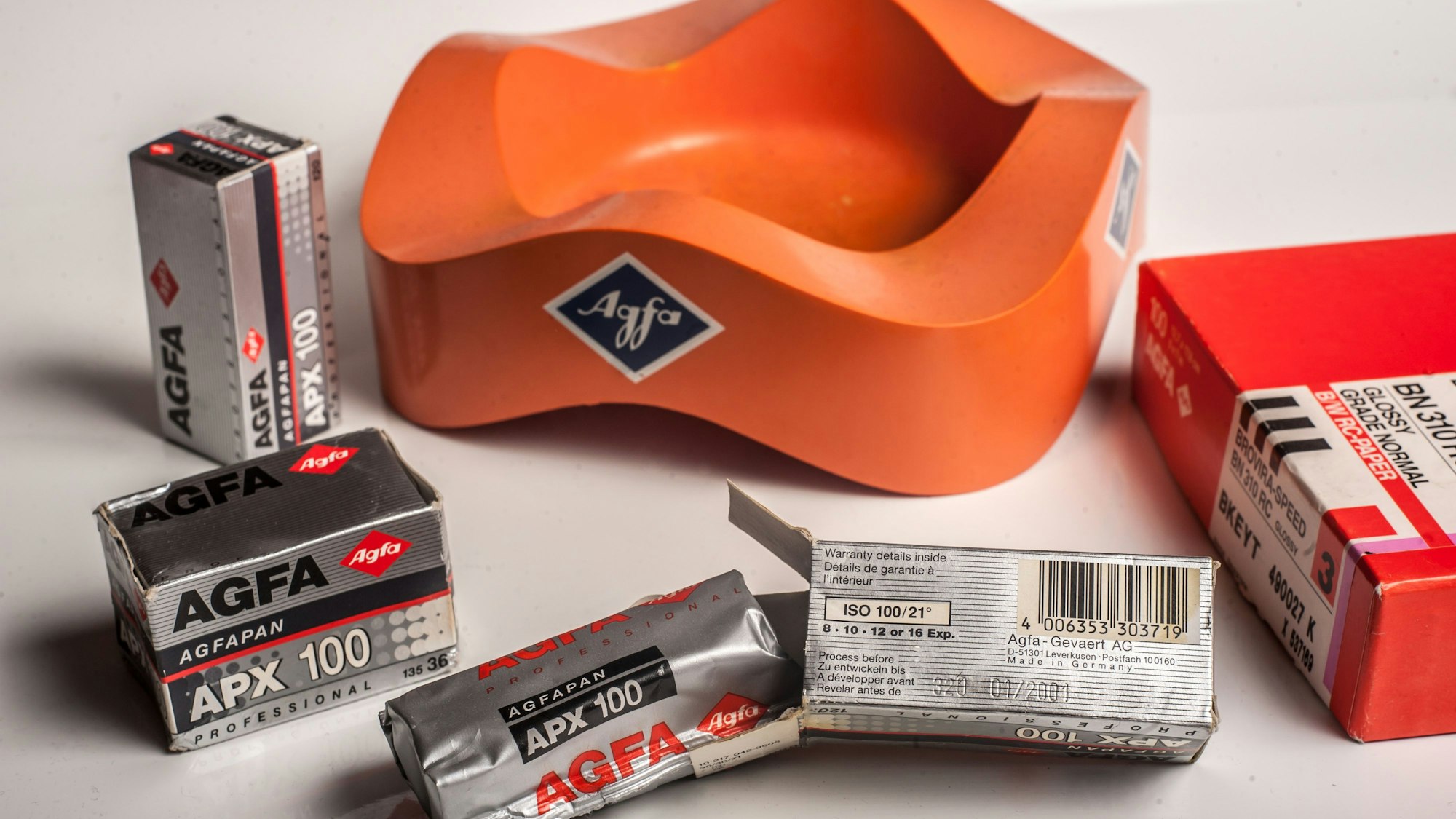 Filme, Fotopapier und ein Aschenbecher der Firma Agfa