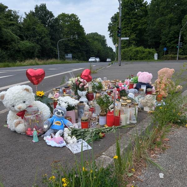 An der Frechener Straße erinnern Blumen, Kerzen, Teddybären, Fotos und Briefe der Mitschüler an das Schicksal der tödlich verunglückten zehnjährigen Avin.