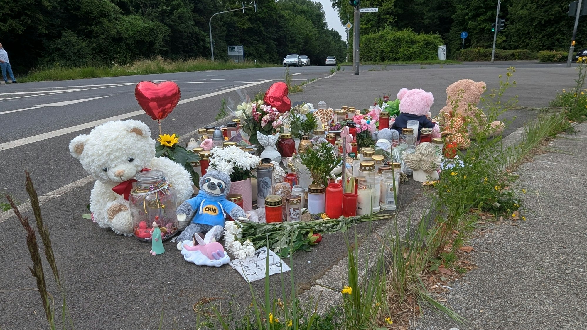 An der  Frechener Straße erinnern Blumen, Kerzen, Teddybären, Fotos und Briefe der Mitschüler an das Schicksal der tödlich verunglückten zehnjährigen Avin.