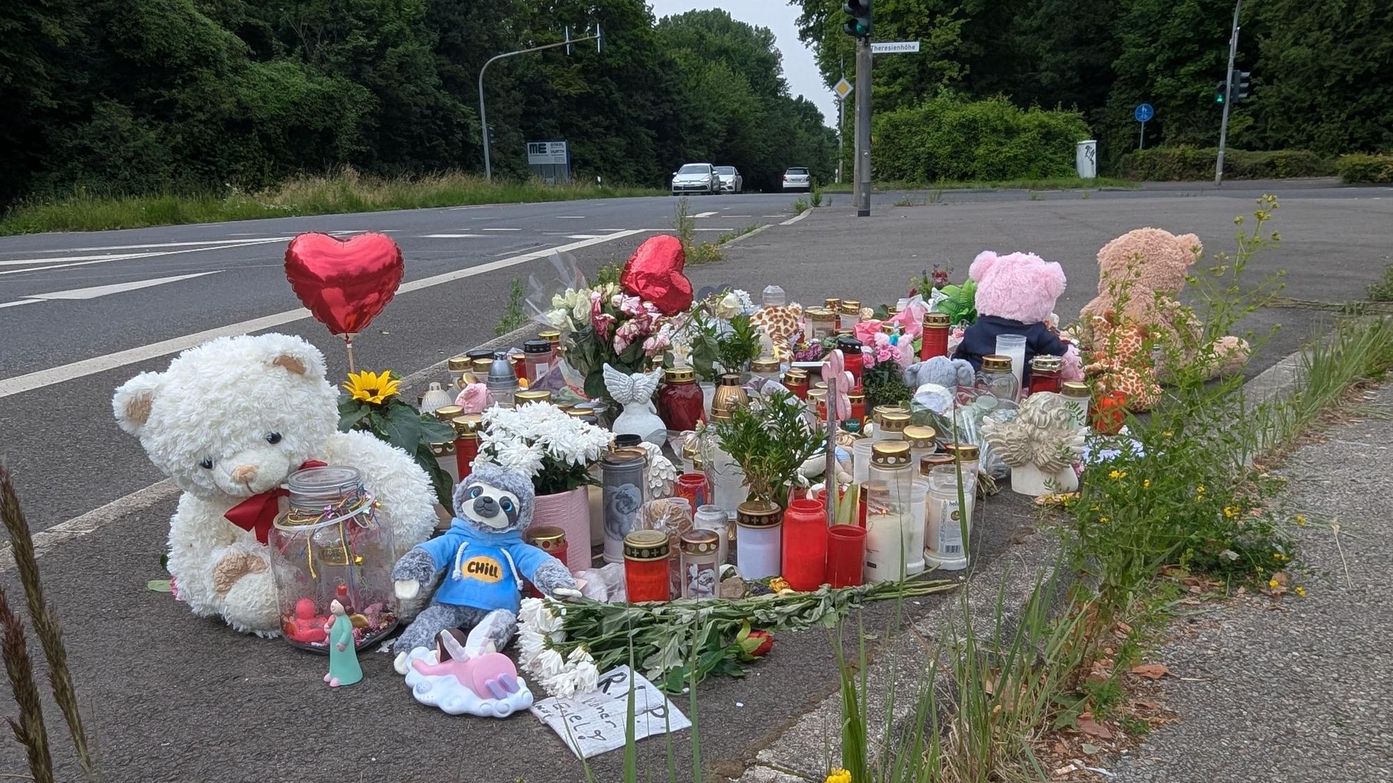 Das Foto zeigt die Gedenkstätte in der Nähe der Unfallstelle.