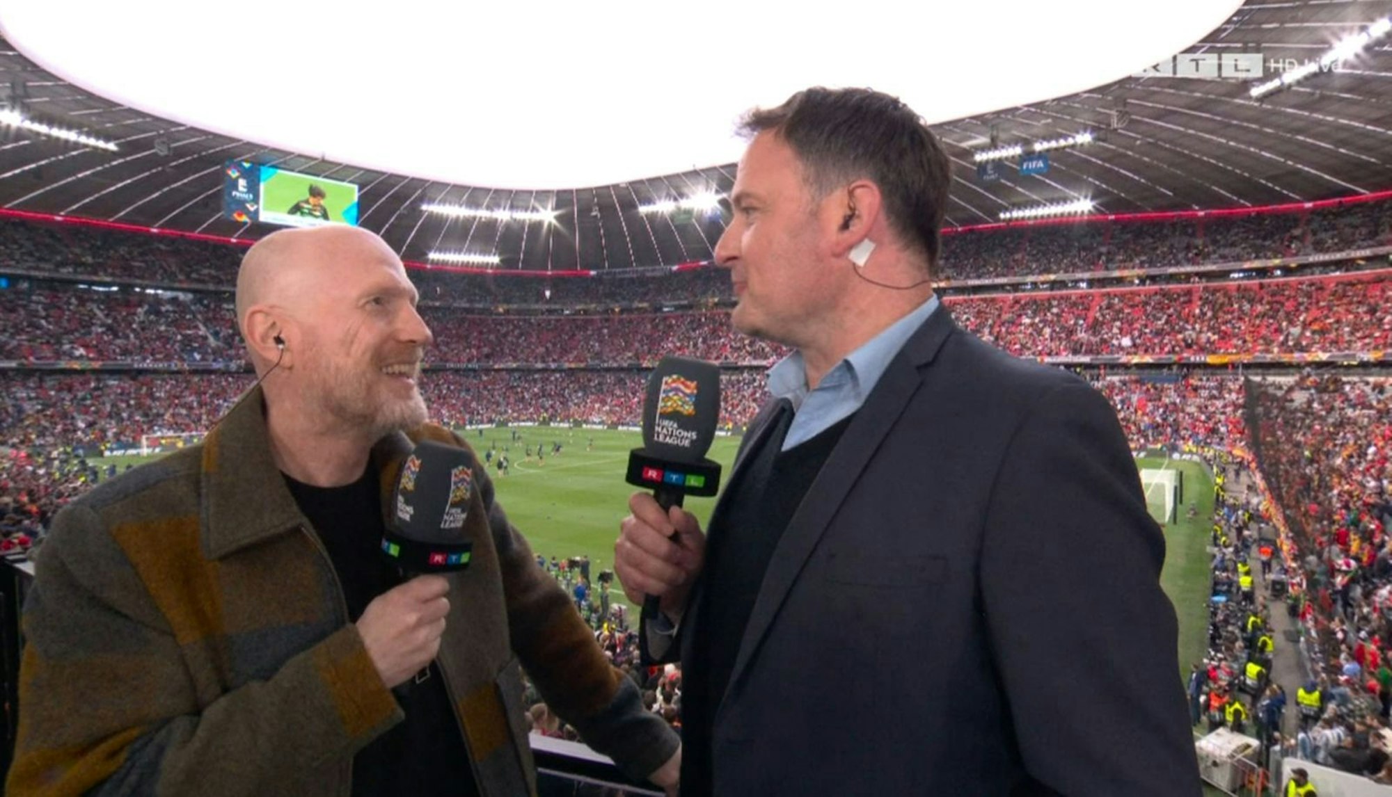 Matthias Sammer (l.) wunderte sich bei Thomas Wagner über die Diskussion um die DFB-Elf.
(Bild: RTL)
