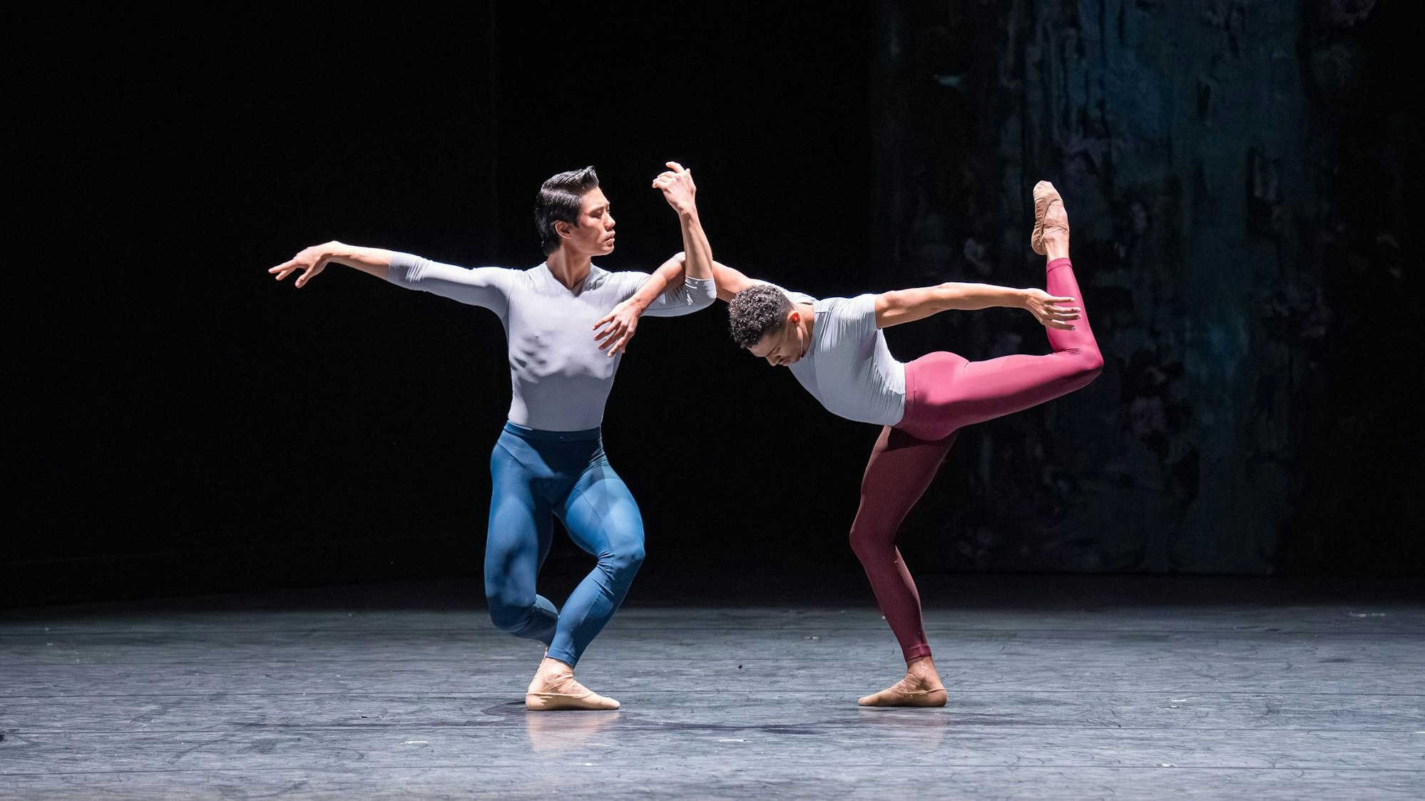 Zwei Tänzer tanzen.