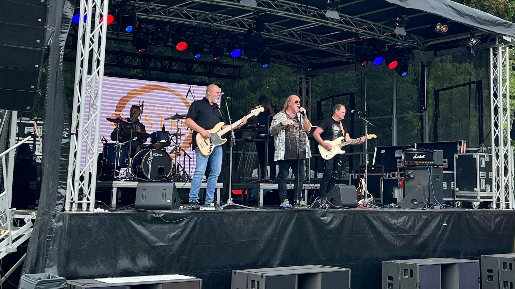 Die Band „Area 42“ bespielte die Menge mit ihren Coversongs