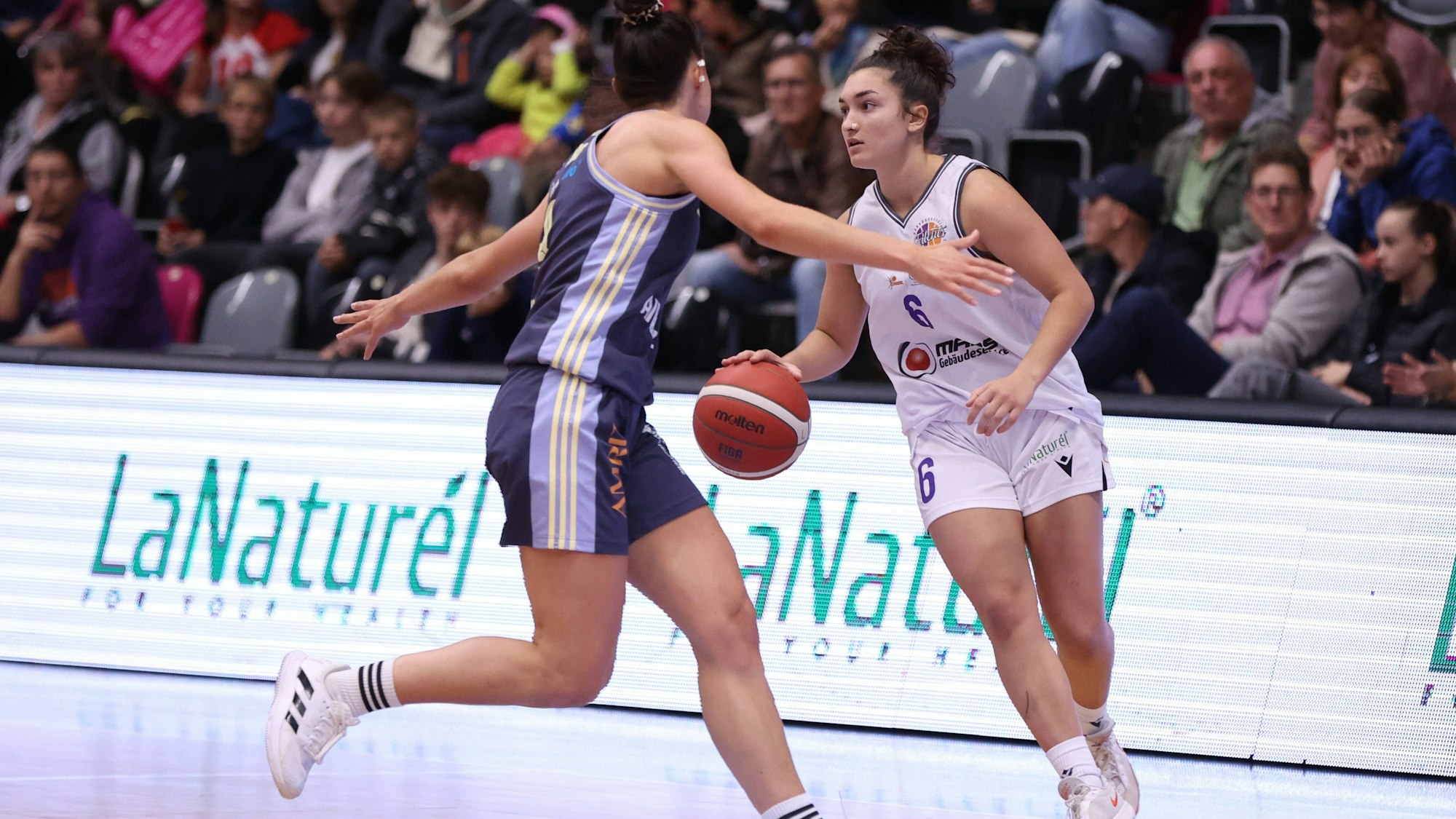 Alinde Kerluku Talents, R gegen Theresa Simon Alba, Talents BonnRhöndorf vs Alba Berlin, DBBL Pokal, 2. Runde, Bonn, 03.10.2024. *** Alinde Kerluku Talents, R vs Theresa Simon Alba , Talents BonnRhöndorf vs Alba Berlin, DBBL Pokal, 2nd round, Bonn, 03 10 2024