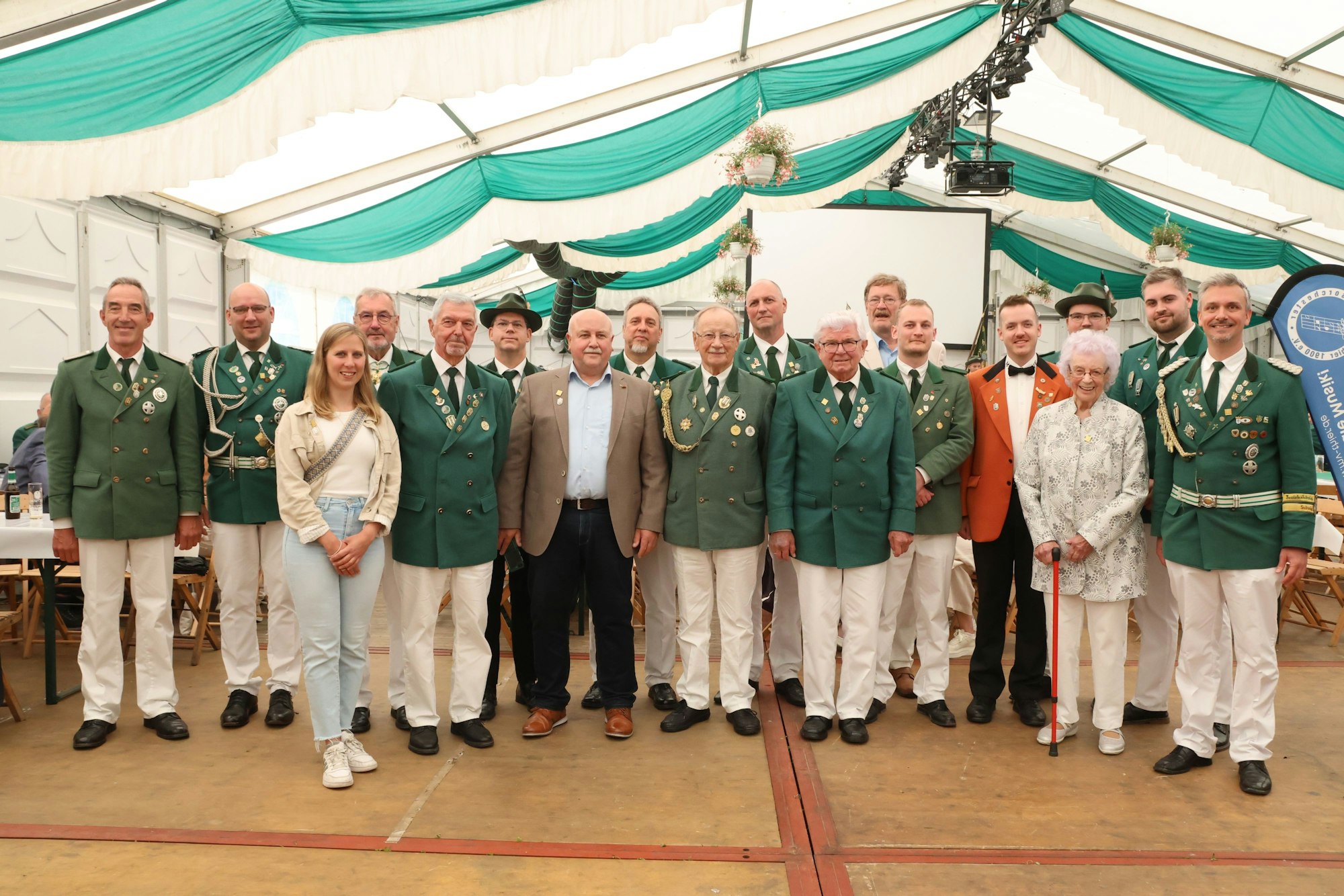 Schützen in Uniform im Festzelt.
