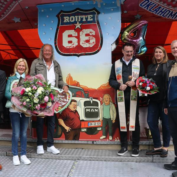 Das Foto zeigt die Kirmesverantwortlichen vor dem neuen Autoscooter