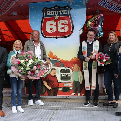 Das Foto zeigt die Kirmesverantwortlichen vor dem neuen Autoscooter