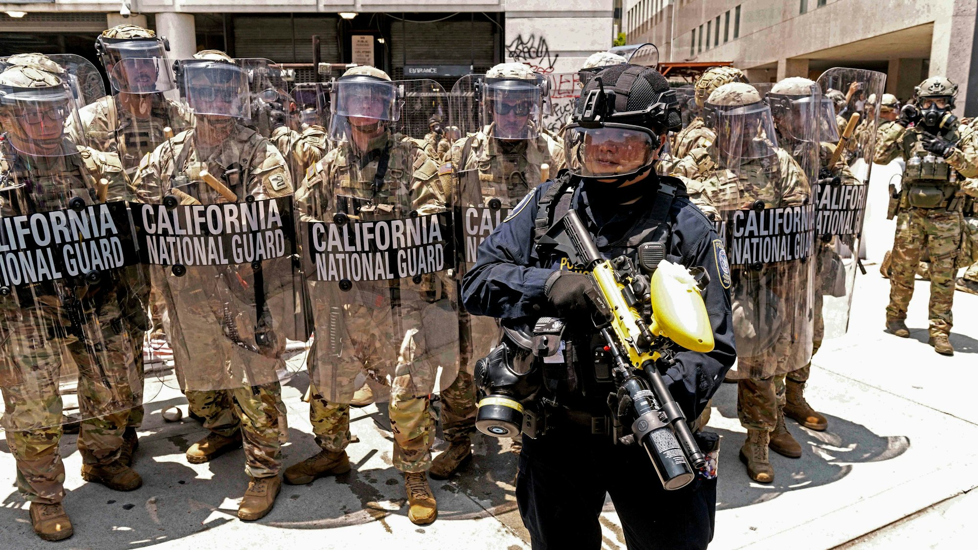 Truppen der kalifornischen Nationalgarde formieren sich vor dem Kontakt mit Demonstranten bei einer friedlichen Demonstration gegen ICE und den Einsatz von Truppen der Nationalgarde durch Präsident Trump.