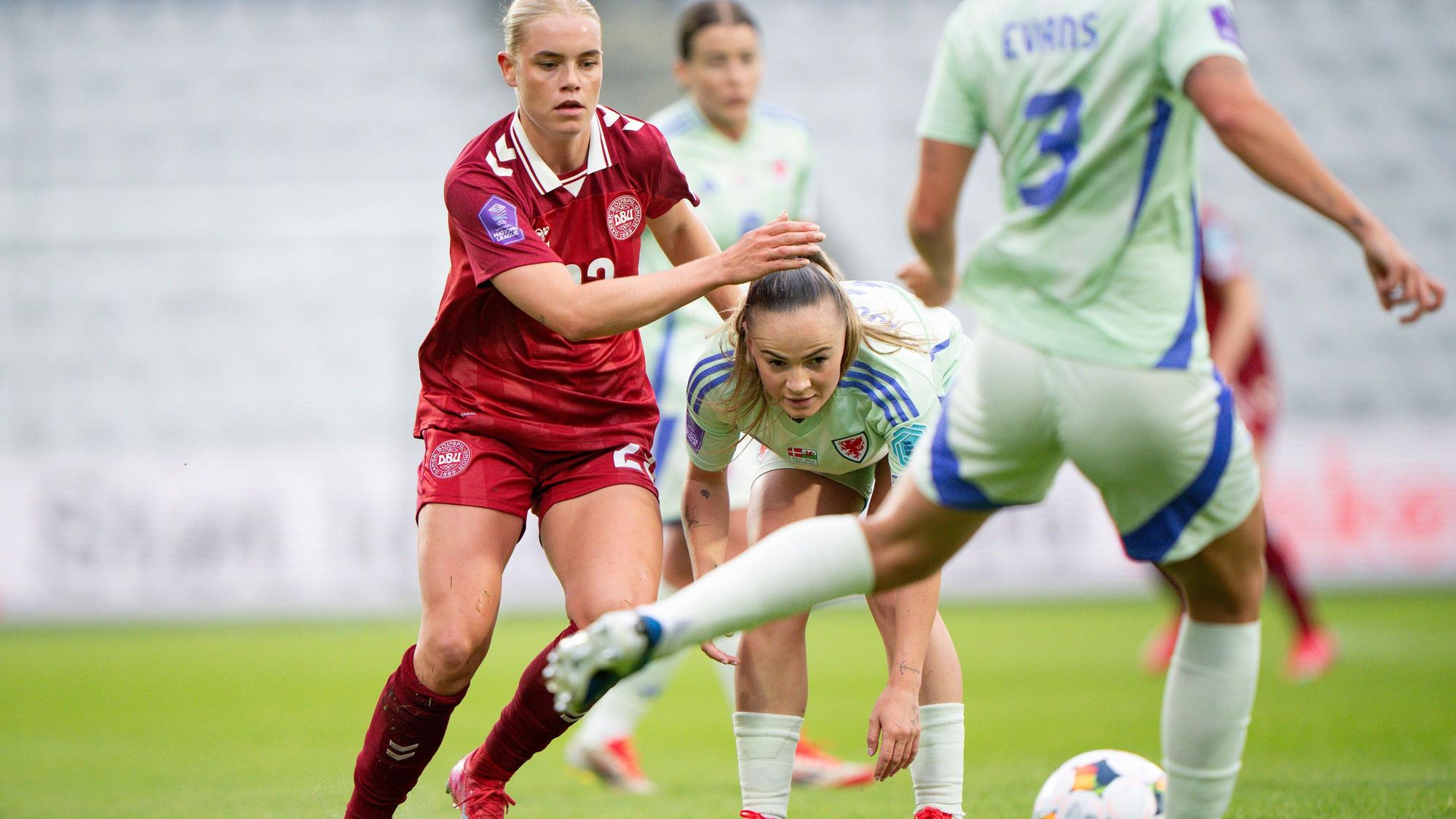 Women - UEFA Nations League: Denmark - Wales Denmark s Cornelia Kramer in action with Wales Lily Woodham and Gemma Evans during the UEFA Nations League match between Denmark and Wales at Odense Stadium on Friday, May 30, 2025. Photo: Bo Amstrup/Ritzau Scanpix , Odense Denmark Mors *** Women UEFA Nations League Denmark Wales Denmark s Cornelia Kramer in action with Wales Lily Woodham and Gemma Evans during the UEFA Nations League match between Denmark and Wales at Odense Stadium on Friday, May 30, 2025 Photo Bo Amstrup Ritzau Scanpix , Odense Denmark Mors PUBLICATIONxINxGERxSUIxAUTxONLY Copyright: BoxAmrstrupx/xRitzauxScanpix BoxAmstrupx spdk20250530-222321-L