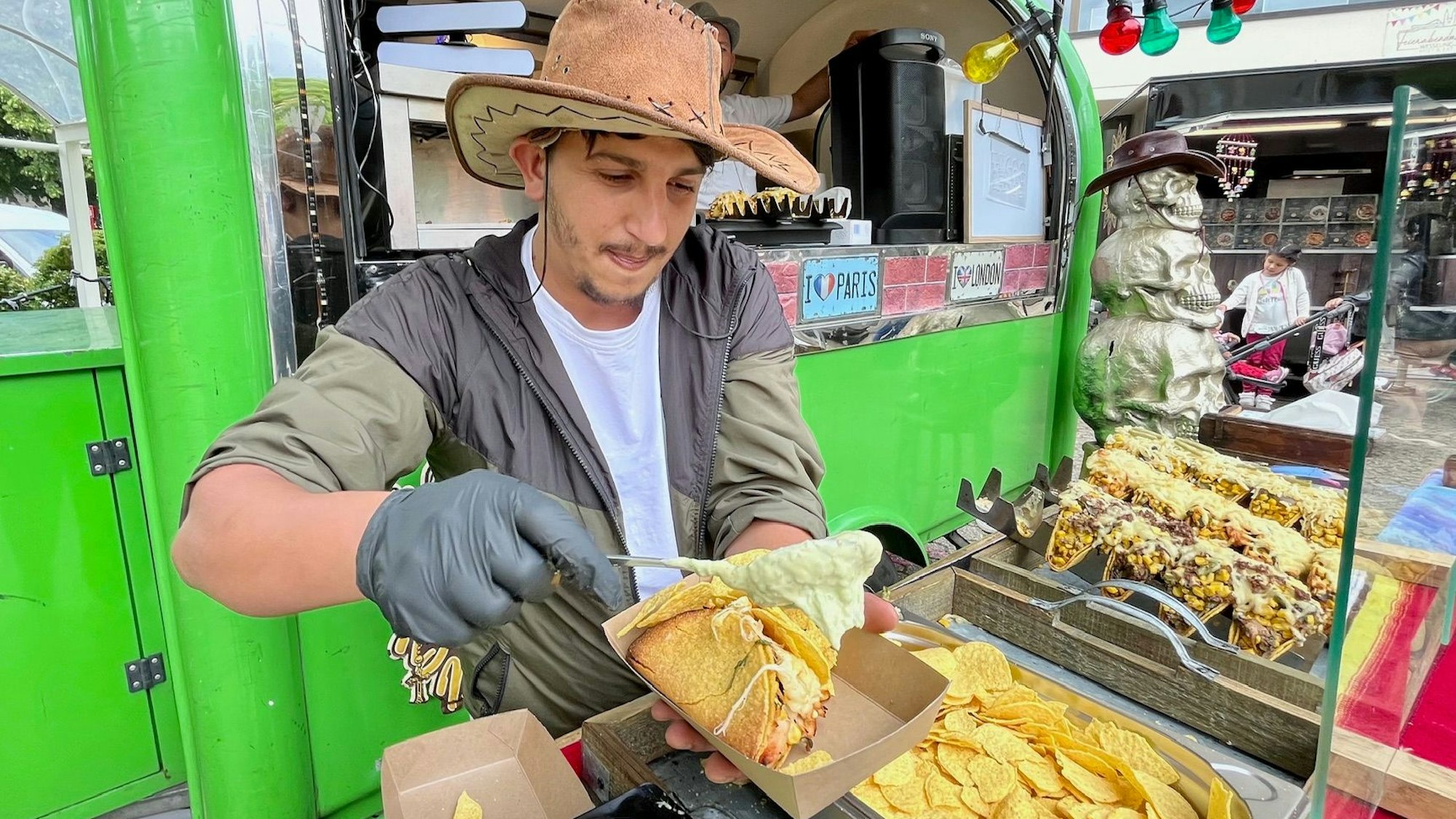 Zu sehen ist Benjamin Bajrami, der Nachos zubereitet.