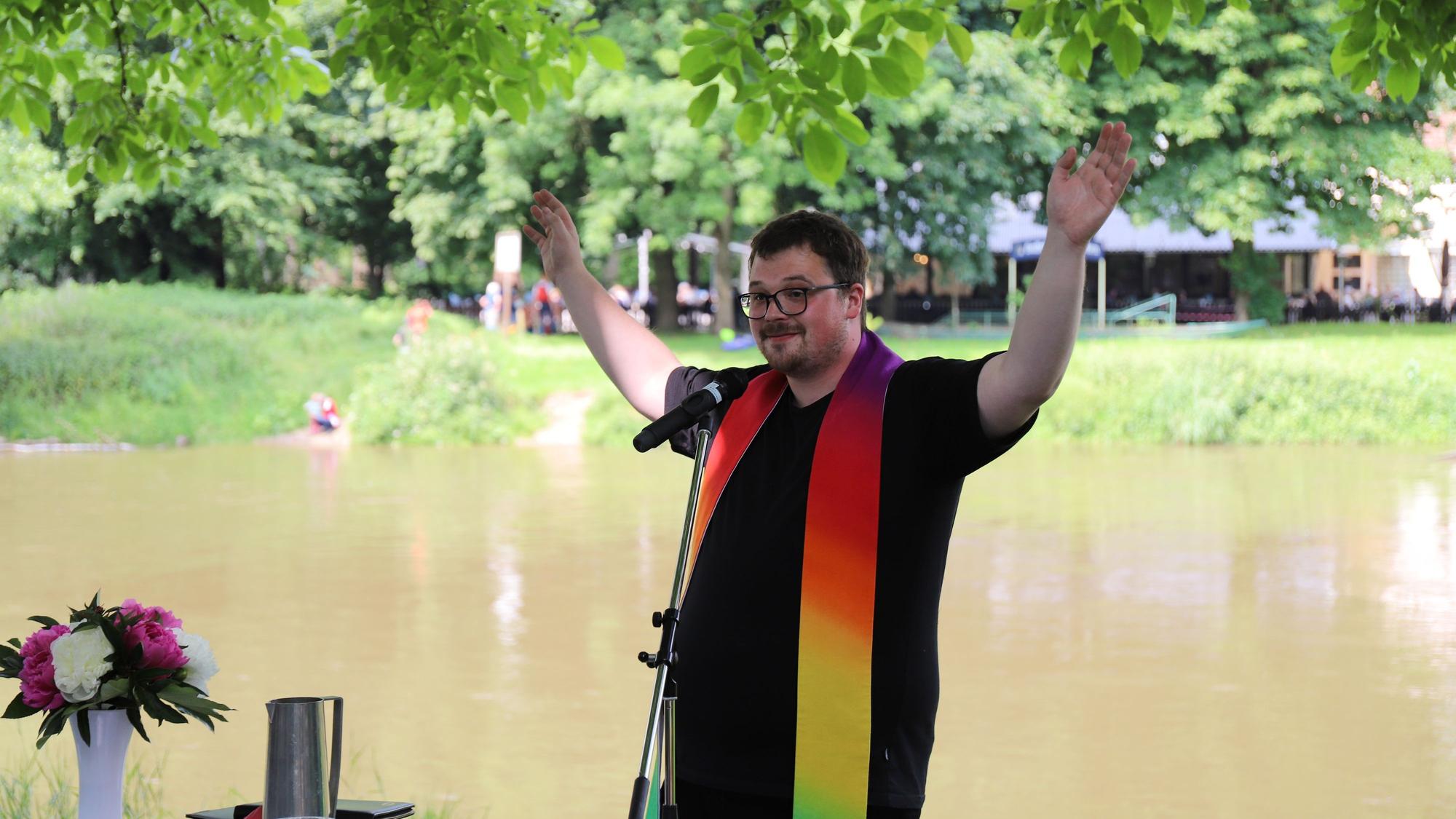 Simon Puschke, Pfarrer in Sankt Augustin-Niederpleis, spendete den Schlusssegen.