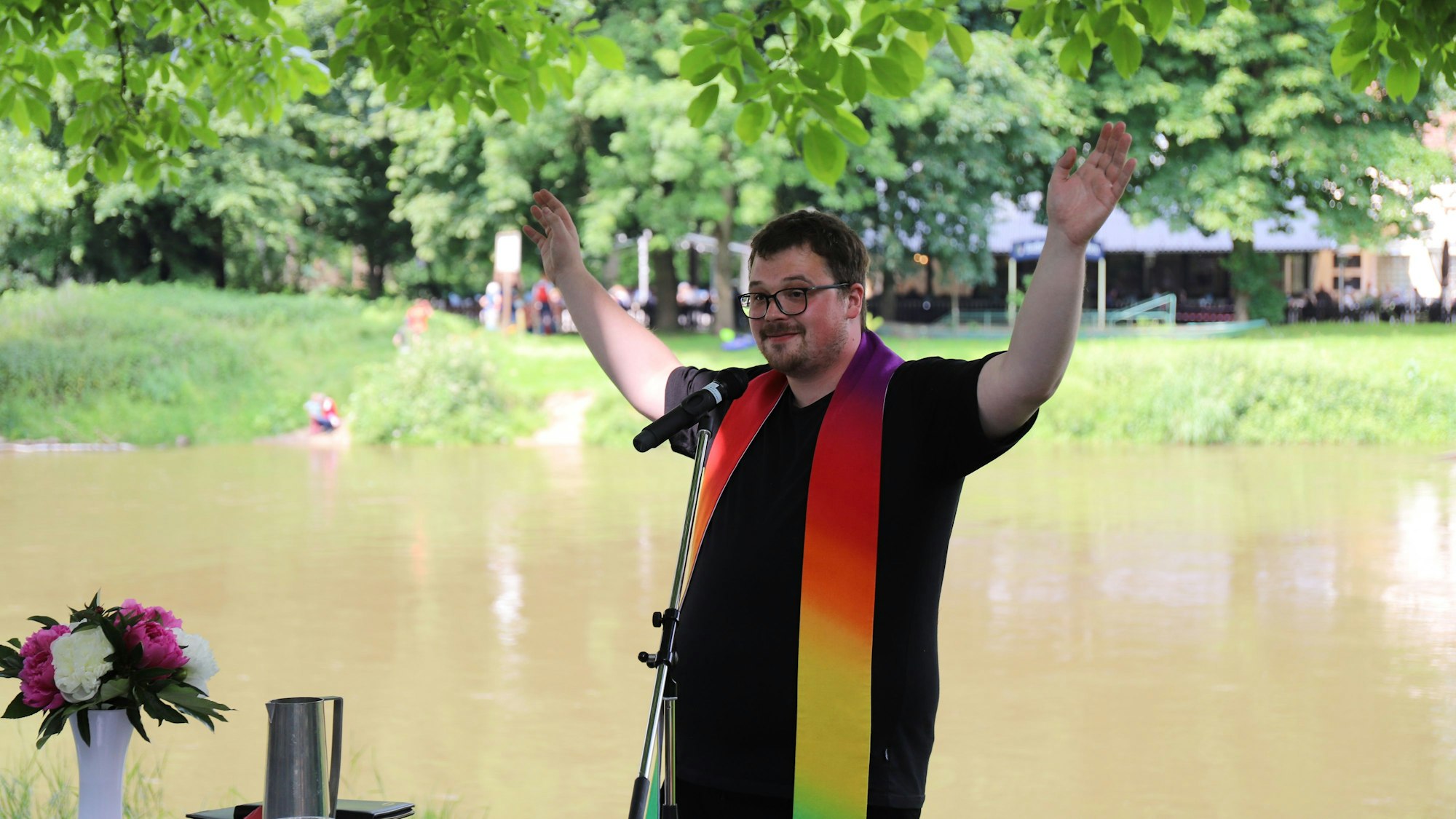 Simon Puschke, Pfarrer in Sankt Augustin-Niederpleis, spendete den Schlusssegen.