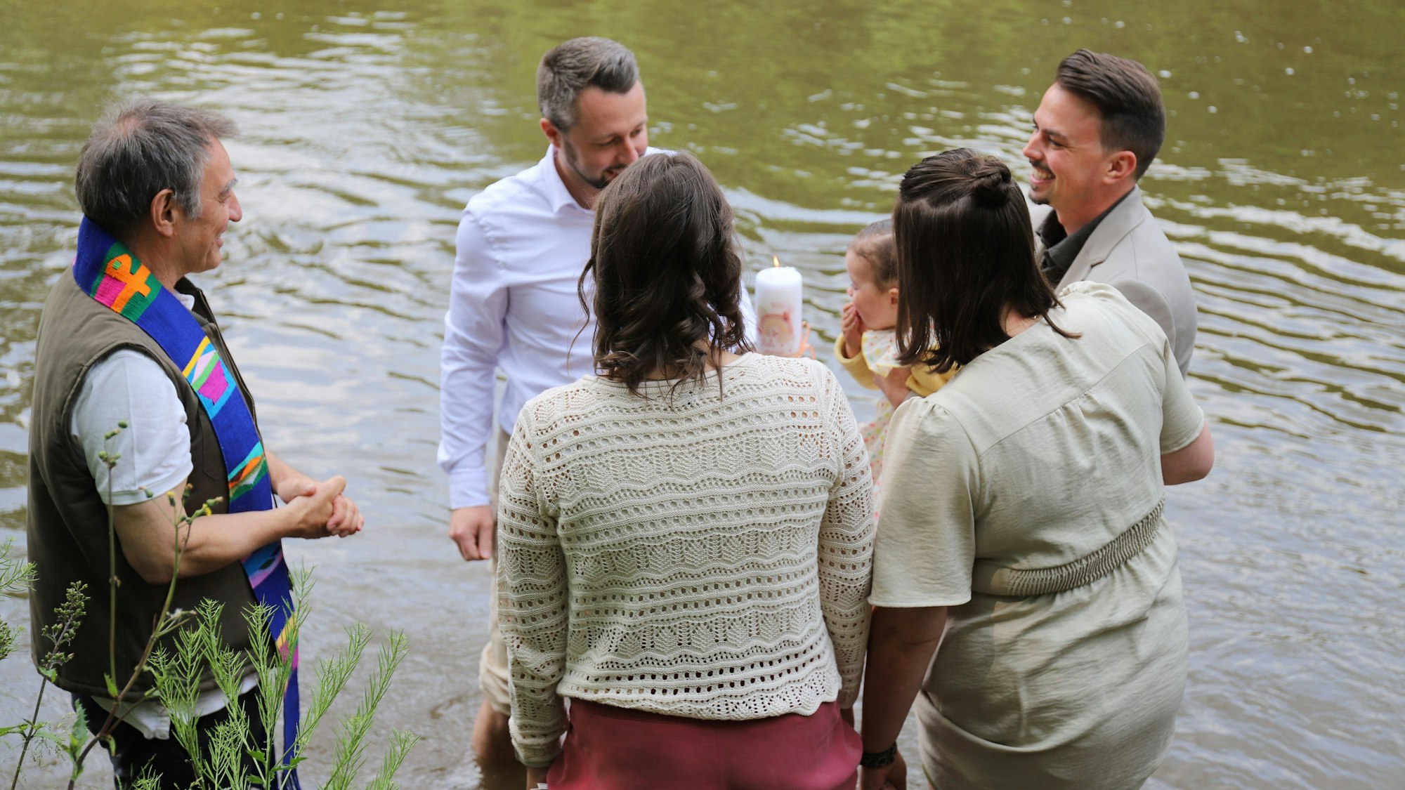 Matthias Kliesch (r.) hält die anderthalb Jahre alte Nele im Arm, die ganz aufmerksam dabei war.
