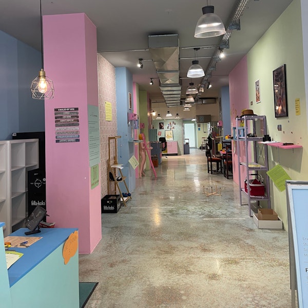 Der Bereich der Liebe mit fröhlichen Geschichten im „Museum des Schmerzes und der Liebe“ mitten in Köln.