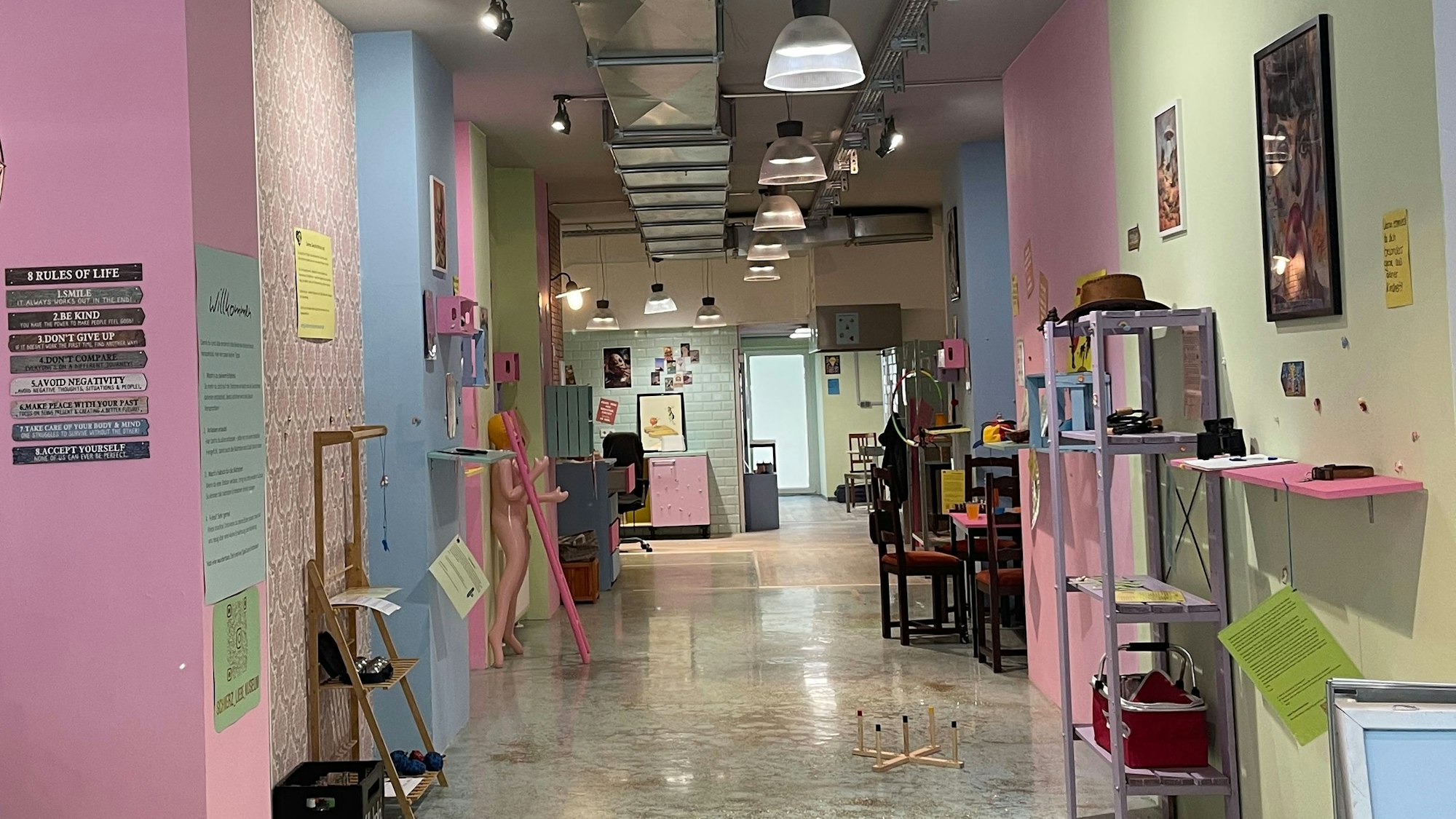 Der Bereich der Liebe mit fröhlichen Geschichten im „Museum des Schmerzes und der Liebe“ mitten in Köln.