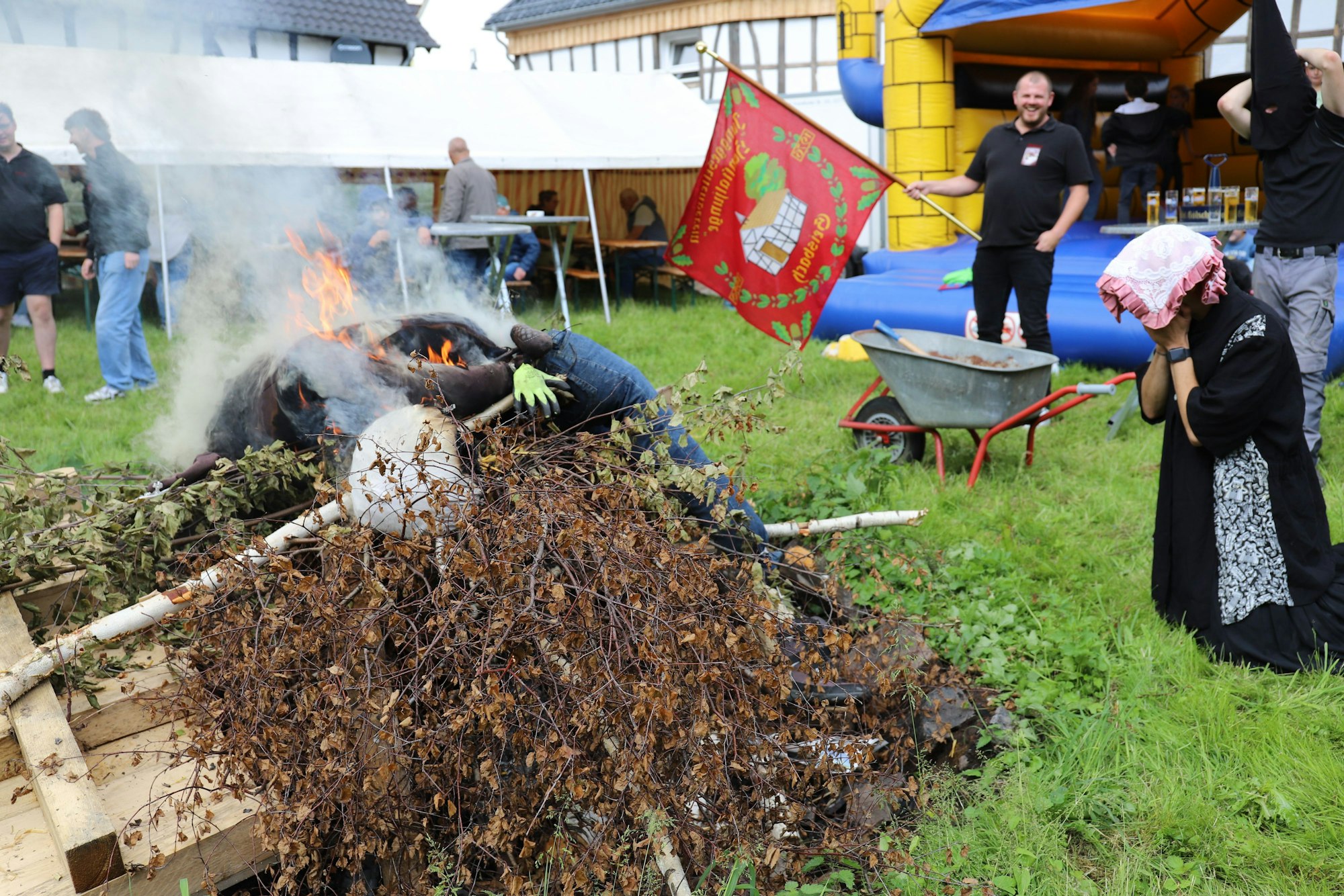 Der Junggesellenverein Geisbach verbrannte den Paias auf dem Baumplatz.