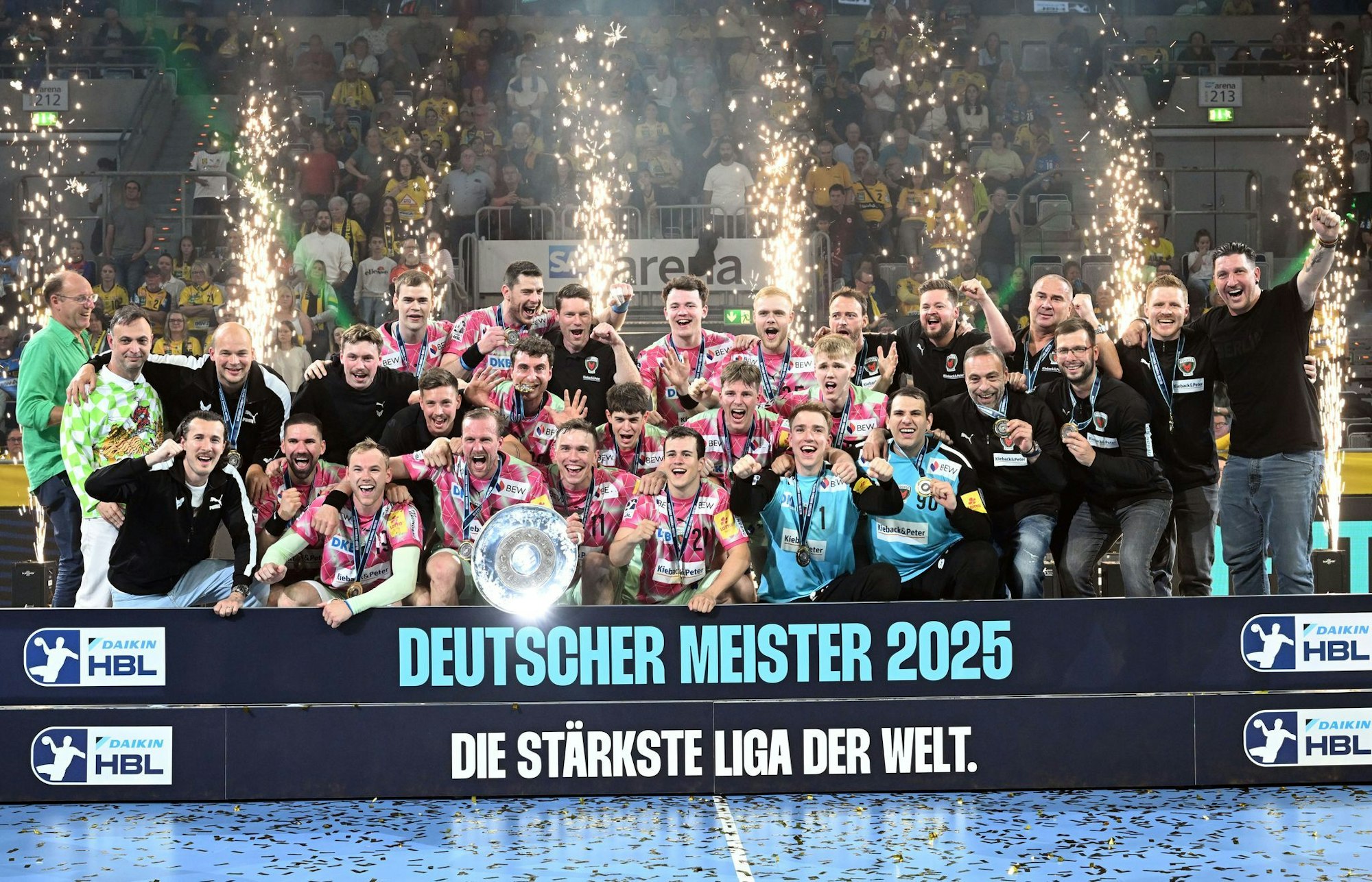 Bejubeln den Titel: Die Füchse Berlin.