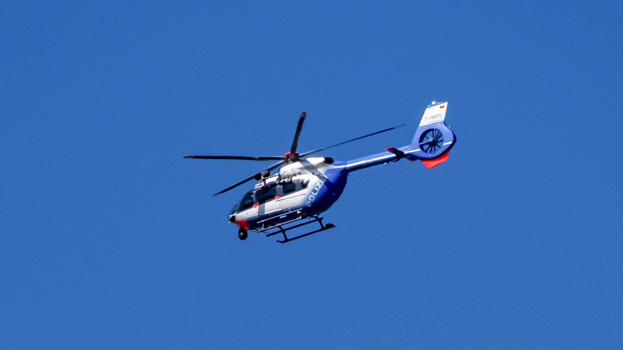 Zu sehen ist ein Hubschrauber der Polizei.