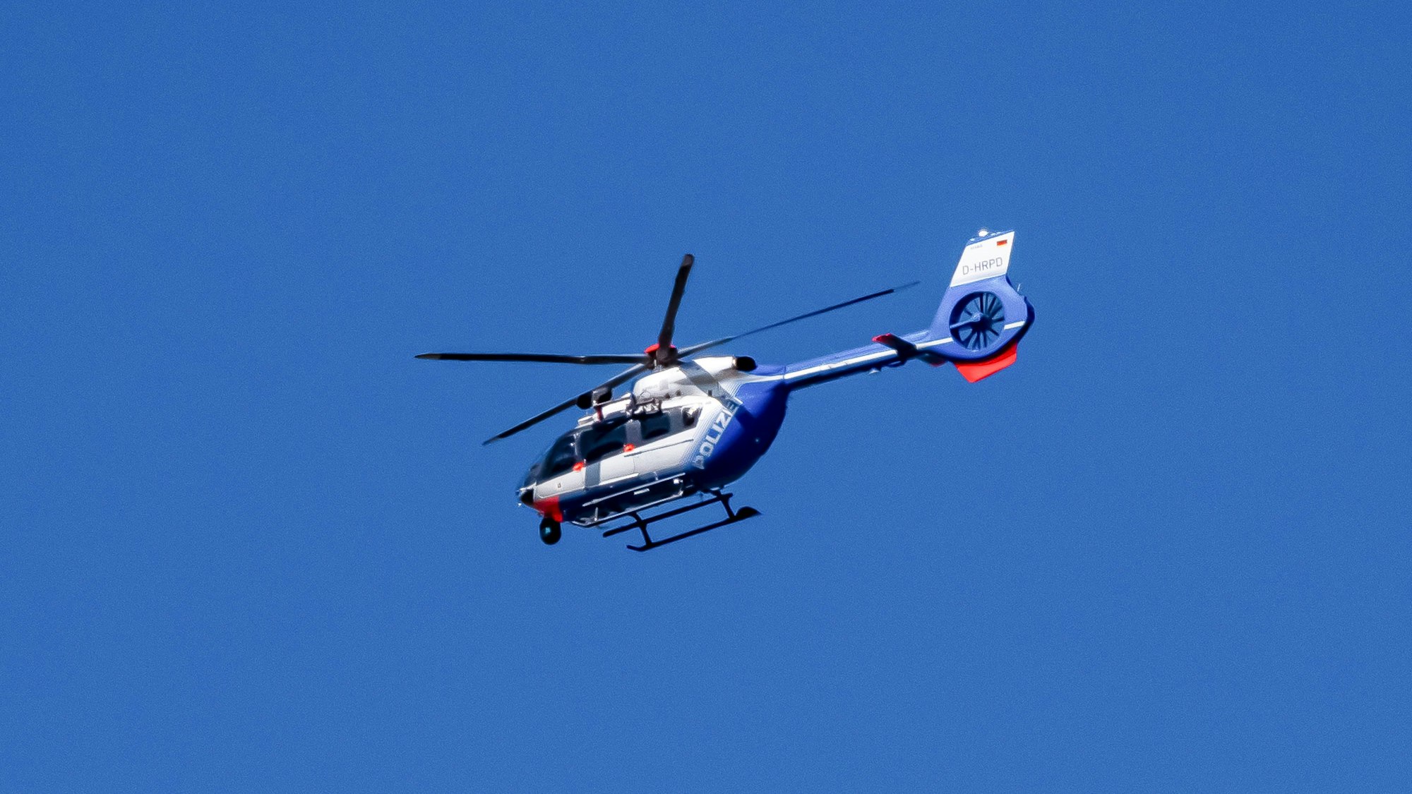 Zu sehen ist ein Hubschrauber der Polizei.