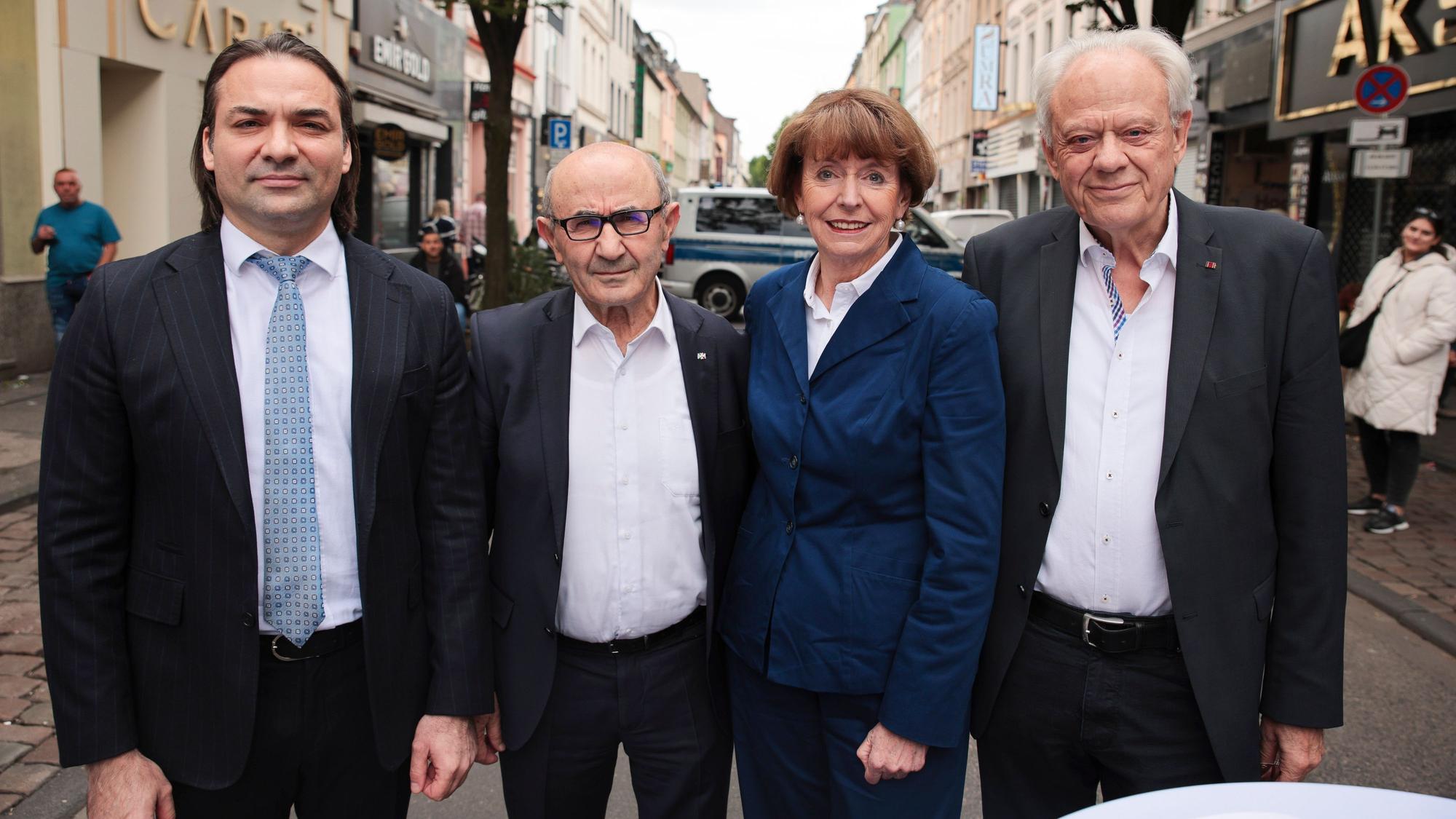 Hüseyin Kantem Al (türkischer Generalkonsul), Tayfun Keltek (Integrationsbeauftragter der Stadt Köln), Oberbürgermeisterin Henriette Reker und Bezirksbürgermeister Norbert Fuchs auf der Gedenkfeier zum 21. Jahrestag des Anschlags in der Keupstraße.