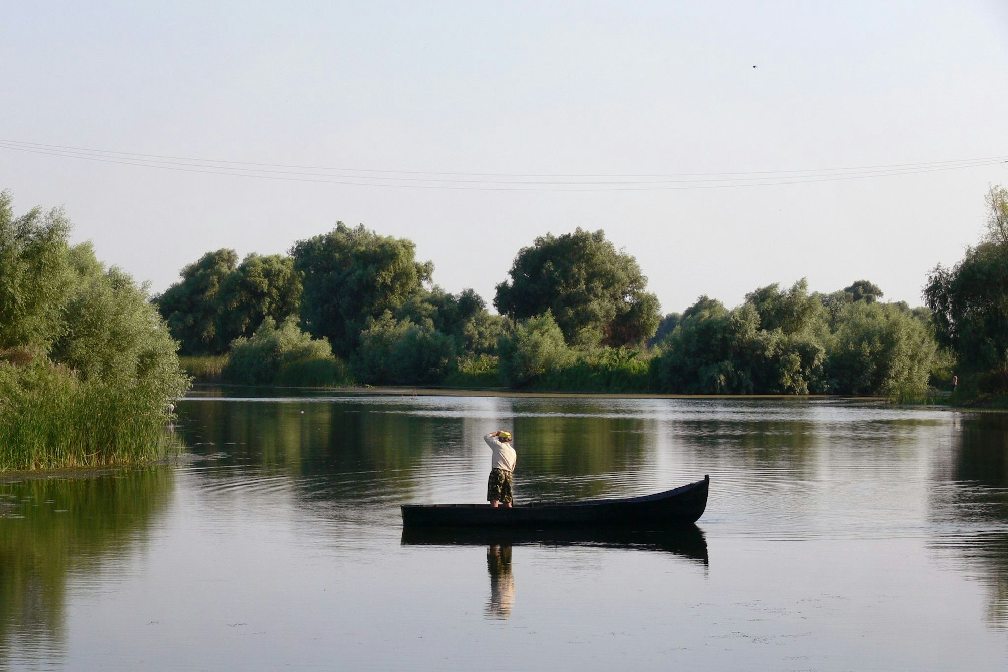 Fischen in schönster Flusslandschaft: ein Angler im Donaudelta.