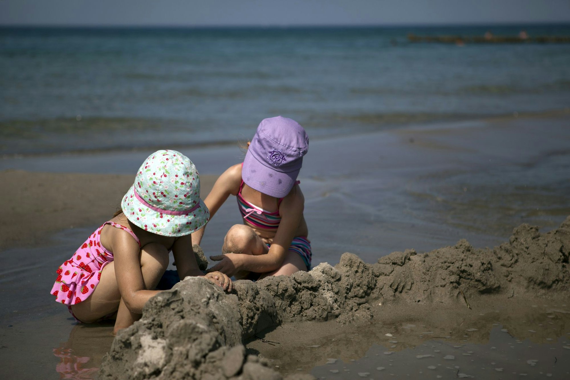 Eine Kopfbedeckung schützt nicht nur Kinder vor Sonne und Hitze.
