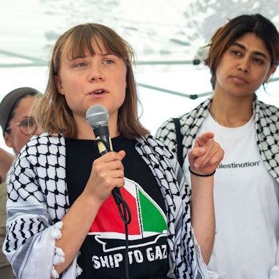 ARCHIV - 01.06.2025, Italien, Catania: Die Klimaaktivistin Greta Thunberg und andere Aktivisten einer Menschenrechtsorganisation treffen sich vor ihrer Abreise in den Nahen Osten mit Journalisten in Catania, Italien. (zu dpa: «Israel will Ankunft von Thunbergs Schiff in Gaza verhindern») Foto: Salvatore Cavalli/AP/dpa +++ dpa-Bildfunk +++