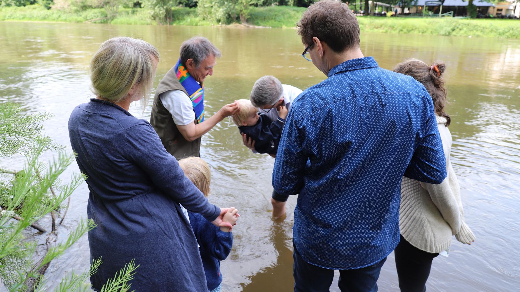 Die evangelischen Kirchengemeinden Menden-Meindorf und Niederpleis tauften in Troisdorf-Bergheim an der Sieg elf Täuflinge, darunter eine Erwachsene.