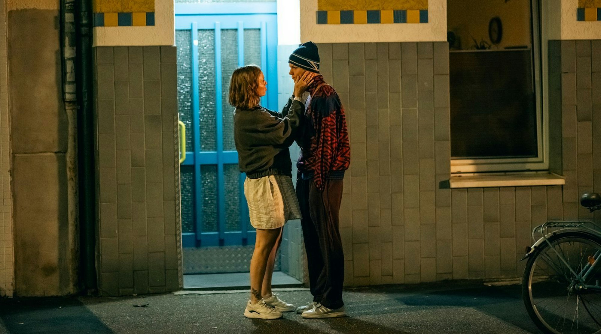 Meike Gebken (Nadja Becker) trifft sich nachts mit ihrem Sohn Finn (Caspar Hoffmann). Dafür hat sie sich heimlich aus dem Frauenhaus geschlichen ...
(Bild: WDR/Martin Rottenkolber)