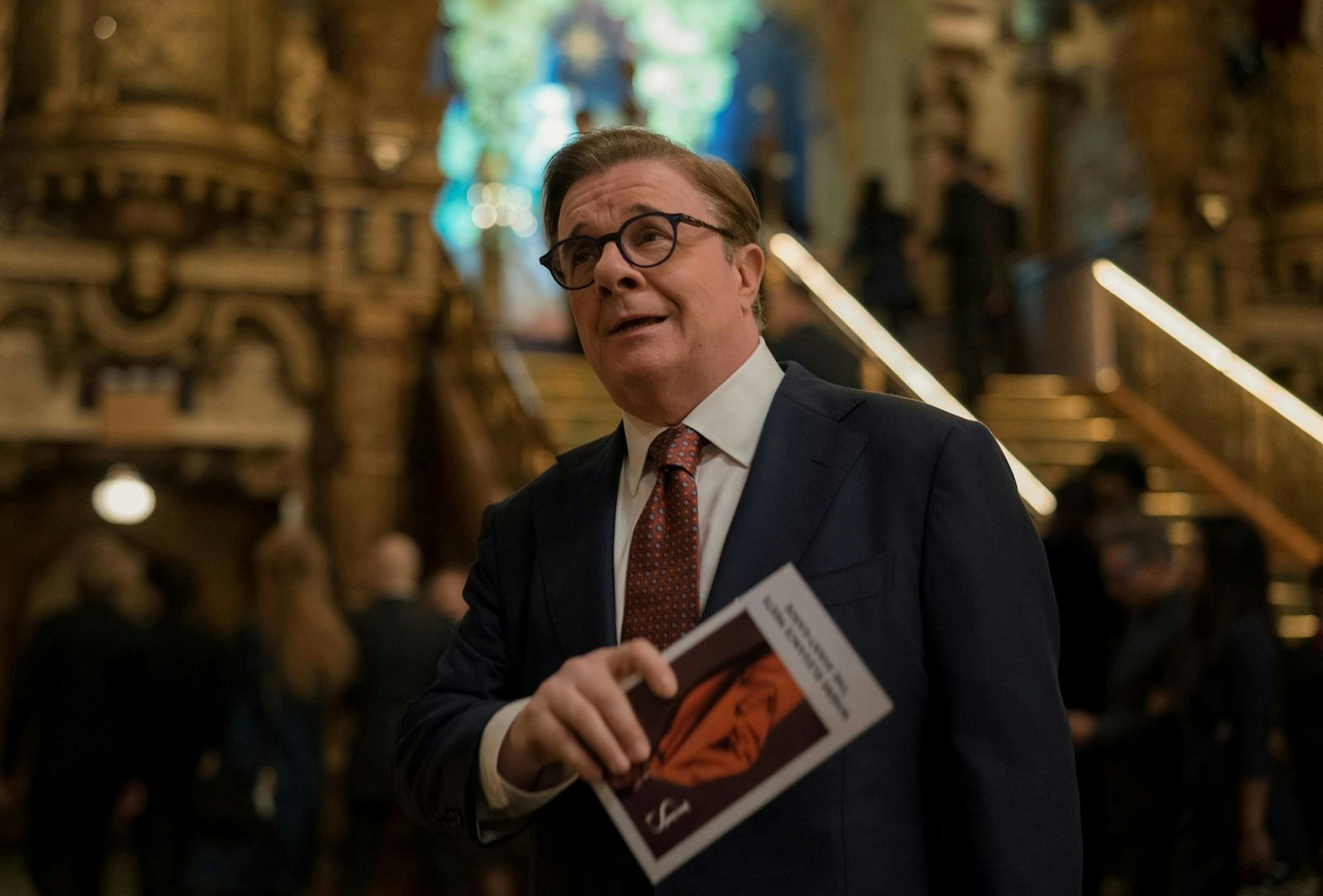 Phillip Cross (Nathan Lane) ist ein bekennender Opernfan. Ging seine Leidenschaft so weit, dass er dafür sogar einen Menschen ermordete? (Bild: 2024 CBS Broadcasting, Inc./Michael Parmelee)