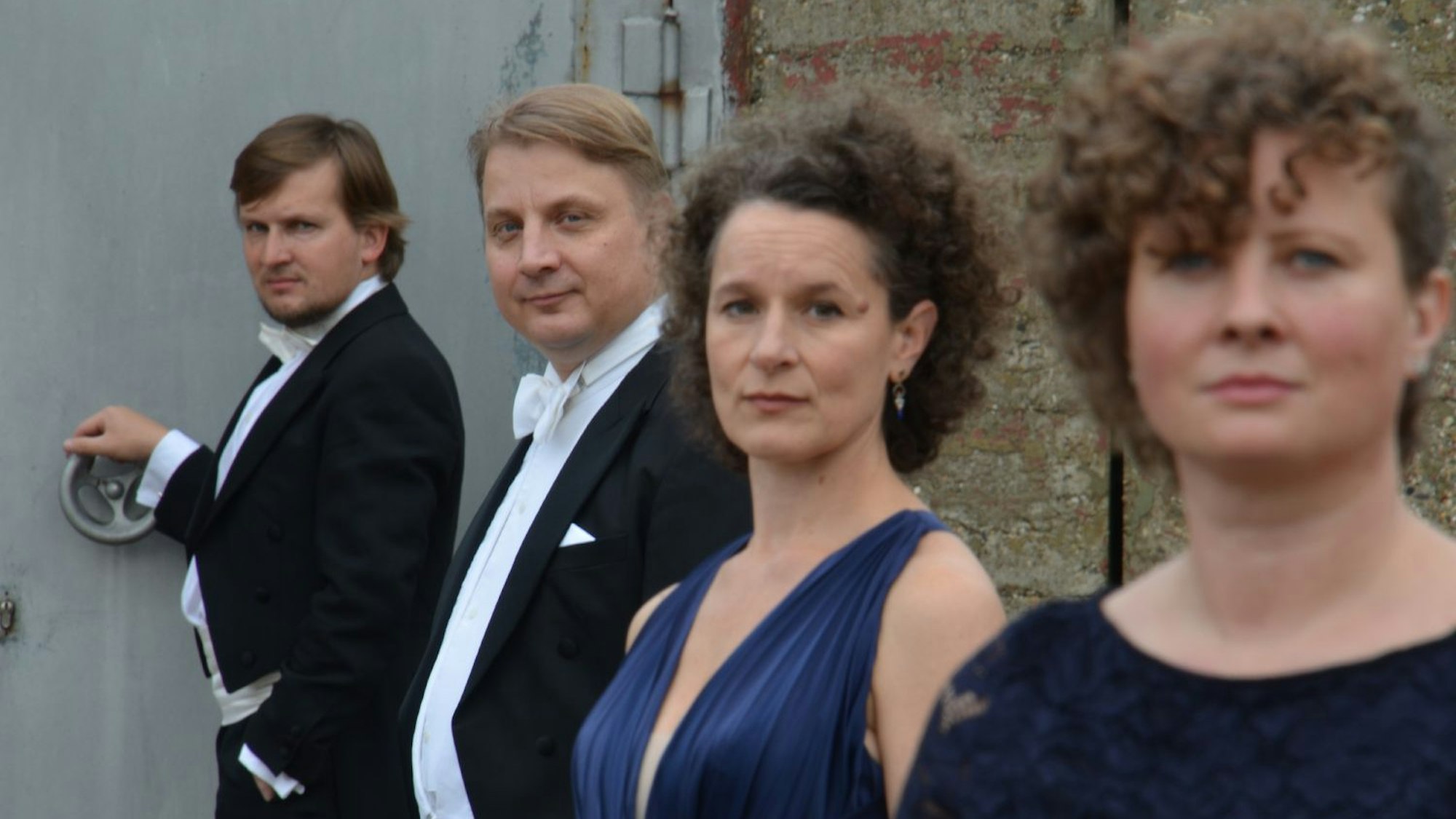 Die Mitglieder des Asasello-Quartetts stehen schräg hintereinander aufgereiht vor einer Wand.