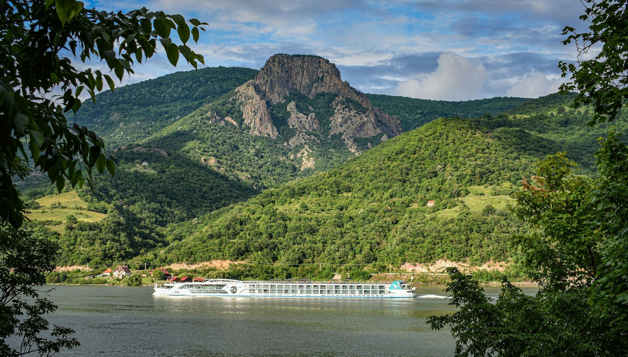 Ufer stets in Sicht: Auf dem Fluss lässt sich vom Deck aus die vorbeiziehende Landschaft genießen.