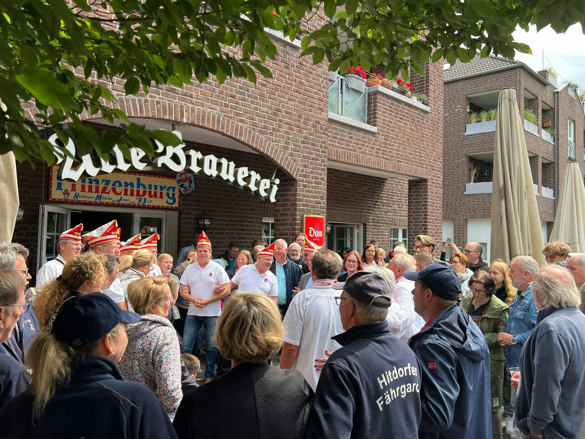 Das Hitdorfer Dreigestirn 2025 /2026 steht vor der Prinzenburg