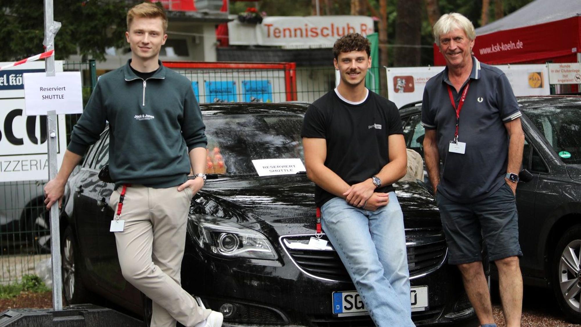 Die Fahrer Julian Neumann (21, l. ), Cordt Ehlenbeck (21) und Werner Twardy (61, r.) bilden das Shuttle-Team.