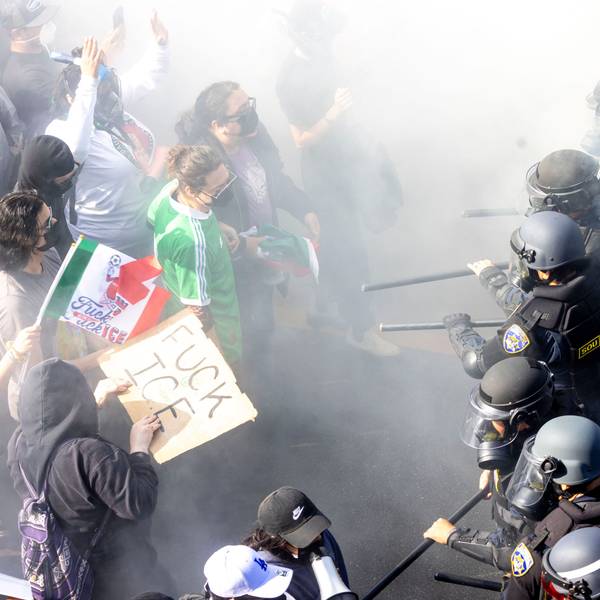 dpatopbilder - 08.06.2025, USA, Los Angeles: Rauch liegt in der Luft, als Demonstranten sich mit CHP-Beamten anlegen, nachdem sie den 101 Freeway in der Innenstadt besetzt haben, um gegen die Durchsuchung von Einwanderern zu protestieren. Foto: Jill Connelly/ZUMA Press Wire/dpa +++ dpa-Bildfunk +++