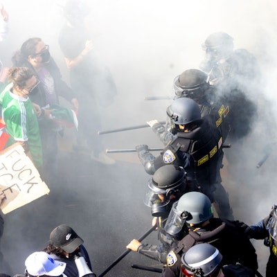 dpatopbilder - 08.06.2025, USA, Los Angeles: Rauch liegt in der Luft, als Demonstranten sich mit CHP-Beamten anlegen, nachdem sie den 101 Freeway in der Innenstadt besetzt haben, um gegen die Durchsuchung von Einwanderern zu protestieren. Foto: Jill Connelly/ZUMA Press Wire/dpa +++ dpa-Bildfunk +++