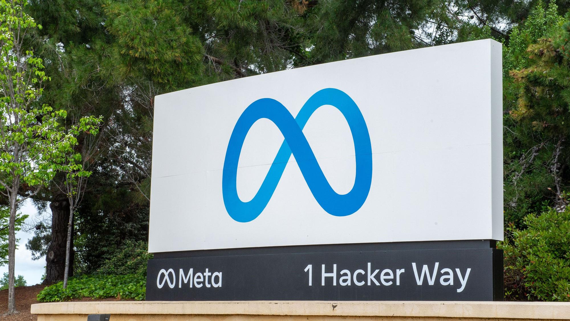 ARCHIV - 08.05.2023, USA, Menlo Park: Das Logo des Facebook-Konzerns Meta ist in der Nähe der Konzernzentrale zu sehen. (zu dpa: «Facebook-Konzern mit Atomstrom-Deal für 20 Jahre») Foto: Andrej Sokolow/dpa +++ dpa-Bildfunk +++