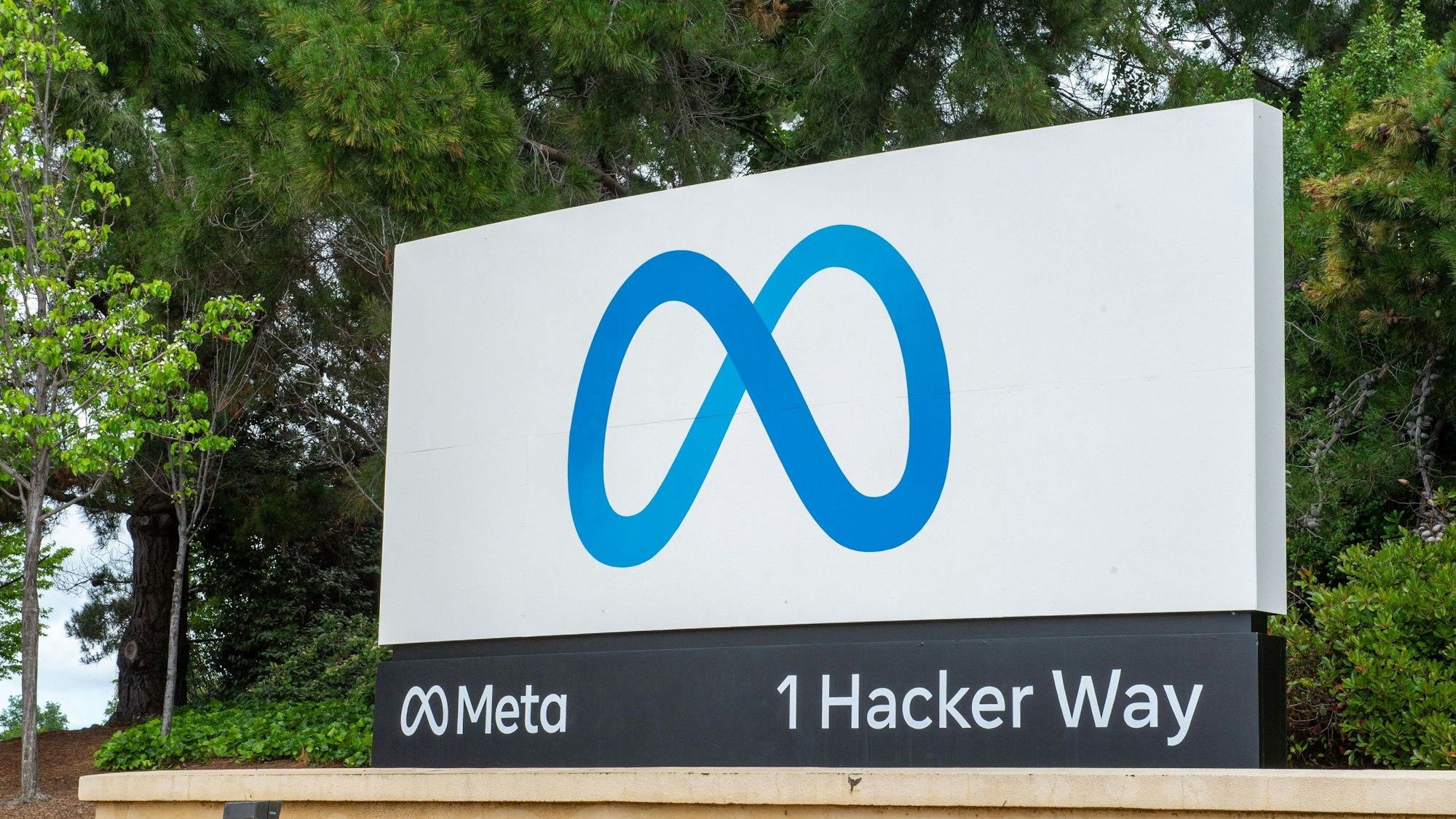 ARCHIV - 08.05.2023, USA, Menlo Park: Das Logo des Facebook-Konzerns Meta ist in der Nähe der Konzernzentrale zu sehen. (zu dpa: «Facebook-Konzern mit Atomstrom-Deal für 20 Jahre») Foto: Andrej Sokolow/dpa +++ dpa-Bildfunk +++