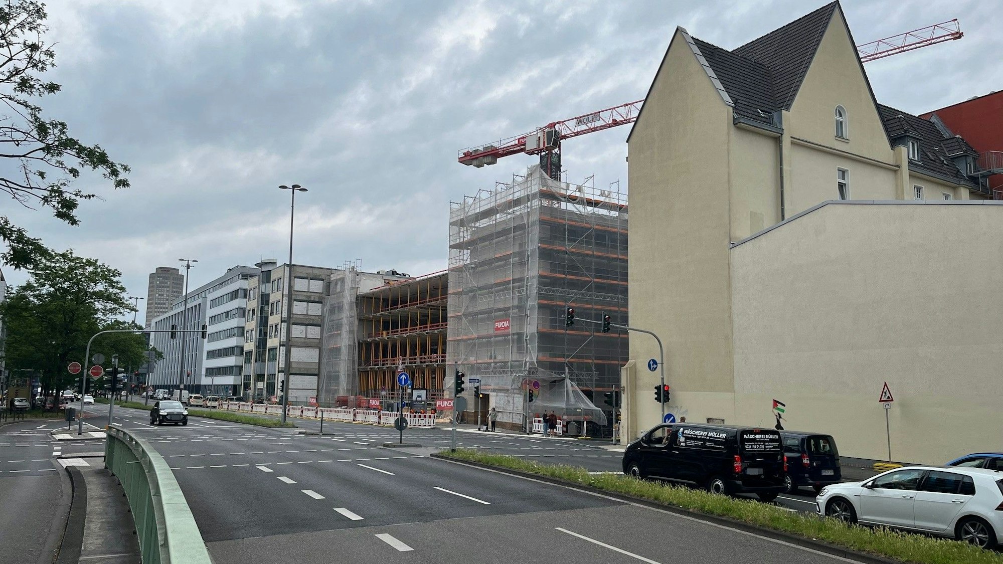 Blick auf die Baustelle des neuen Bürohauses zwischen Hauptbahnhof und Ebertplatz.