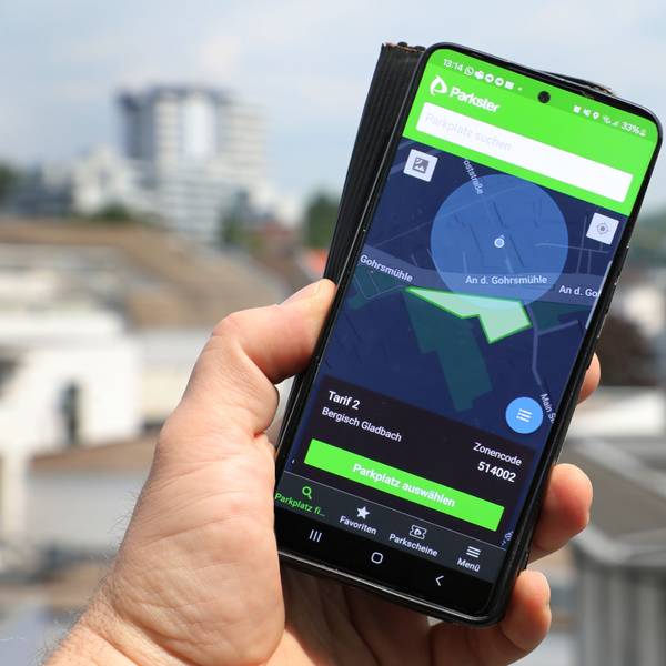 Auf dem Handy ist eine Park-App runtergeladen.