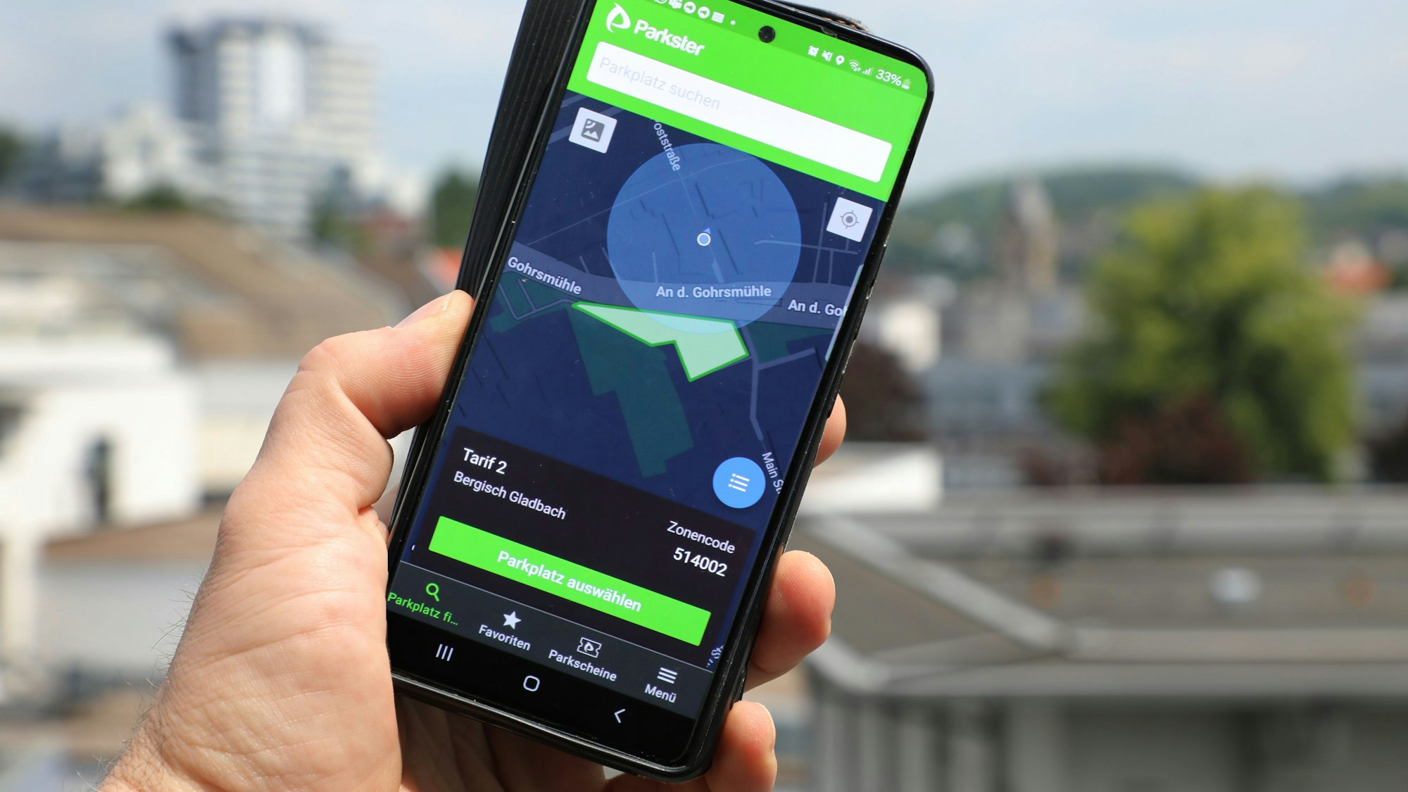 Auf dem Handy ist eine Park-App runtergeladen.