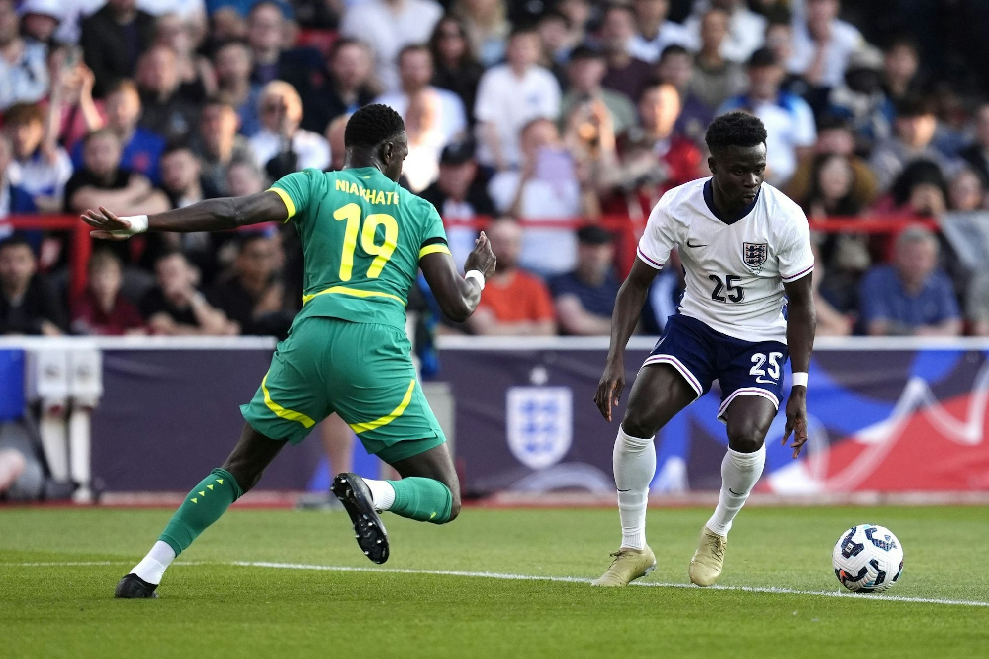 Englands Bukayo Saka (rechts) tat sich mit seinem Team gegen Senegal schwer